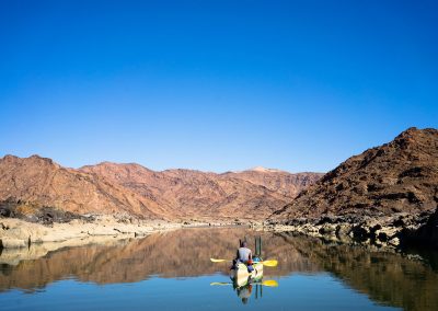 Canoe sur la rivière Orange à la frontière entre la Namibie et l'Afrique du Sud
