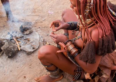 Femme Himba près du feu
