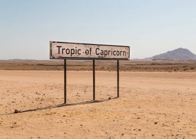Panneau de signalisation indiquant le passage du Tropique du Capricorne dans le sud de la Namibie