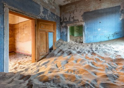Maison engloutie par le sable dans la ville fantôme de Kolmanskop